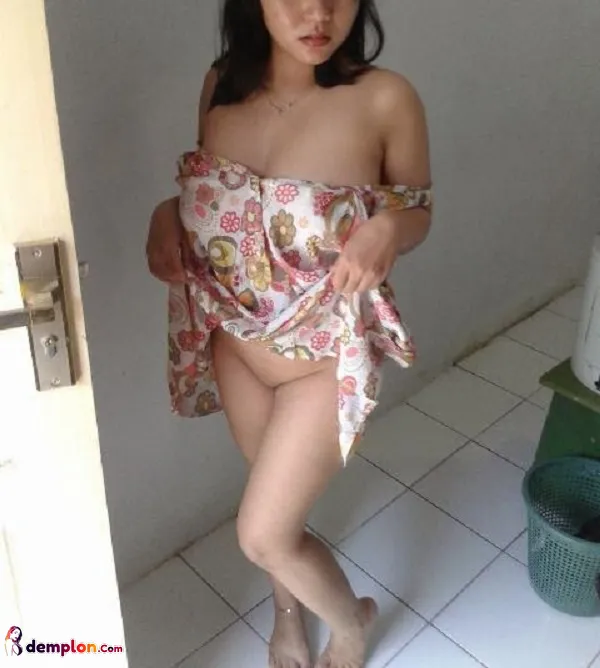 Tante Cantik Telanjang Bulat di Rumah